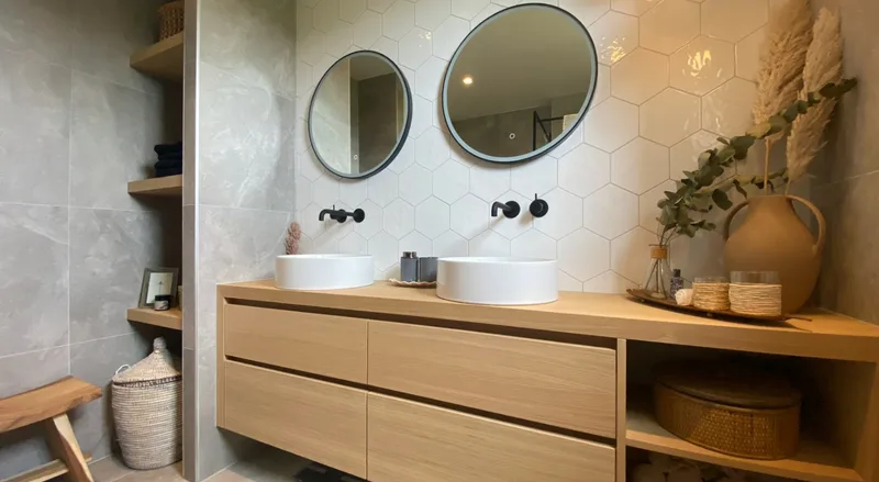 Modern afgewerkte badkamer met inloopdouche